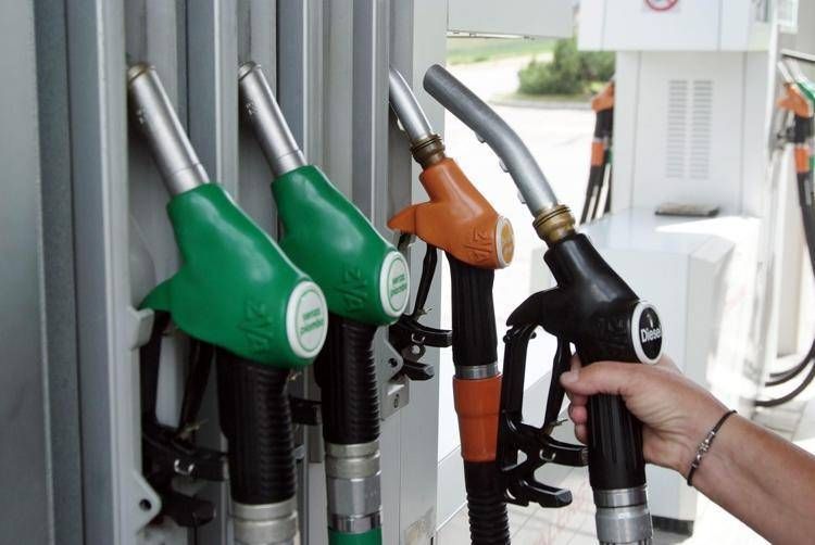 Carburanti, lievi ribassi prezzi benzina e gasolio