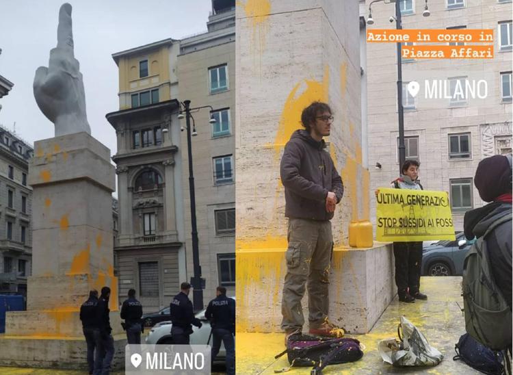 Milano, attivisti Ultima generazione imbrattano scultura di Cattelan - Video