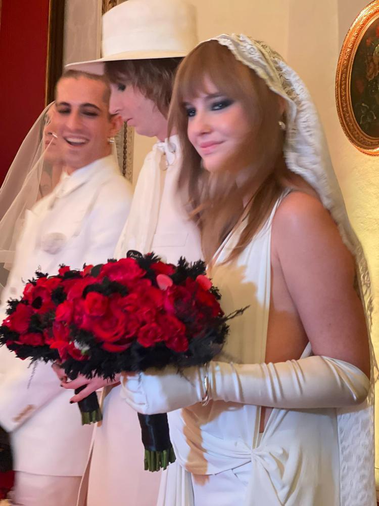 I Maneskin si sono 'sposati', look total white e rose rosse