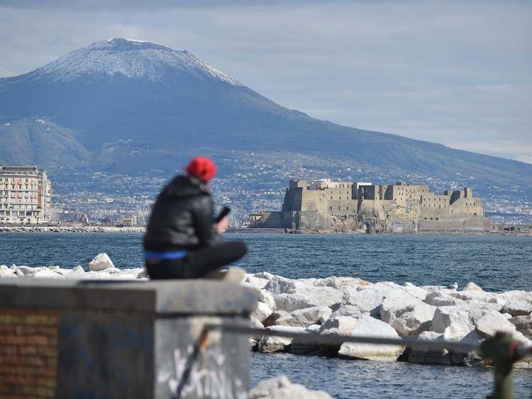 Maltempo Campania, prima neve sul Vesuvio: dalle 12 allerta arancione