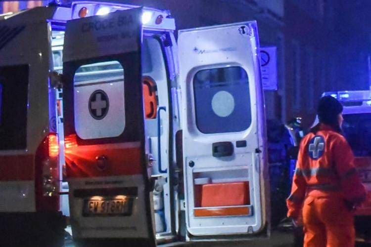 Furgone sbanda e investe camioncino, un morto nel milanese