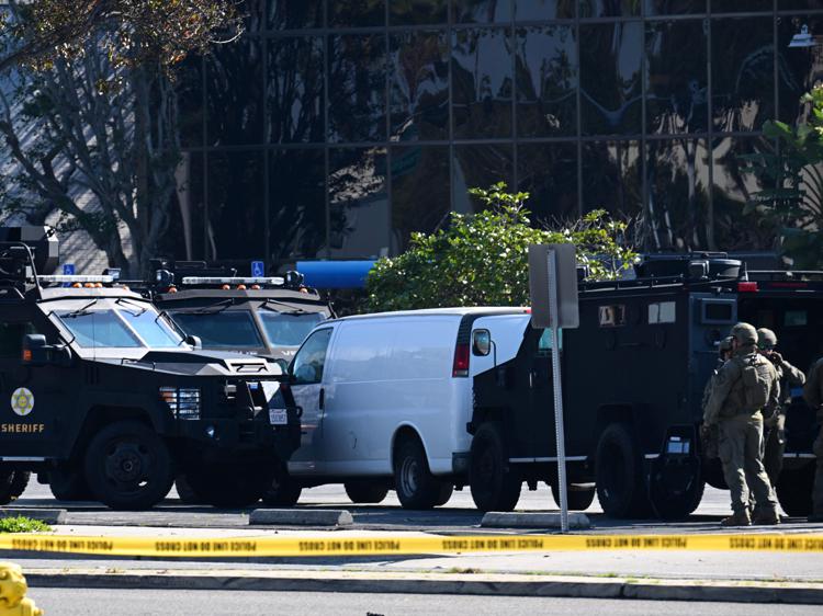 California, strage a Monterey Park: 10 morti. Sospetto barricato in un van