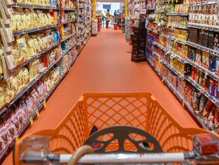 Spesa al supermercato (Claudio Furlan, MILANO - 2016-10-25) p.s. la foto e' utilizzabile nel rispetto del contesto in cui e' stata scattata, e senza intento diffamatorio del decoro delle persone rappresentate - FOTOGRAMMA