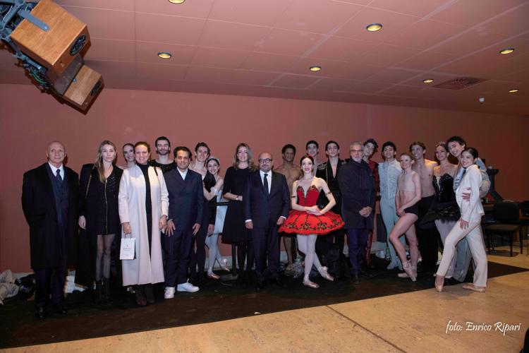 Il ministro della cultura Gennaro Sangiuliano accanto ai protagonisti del Gala internazionale Les Etoiles