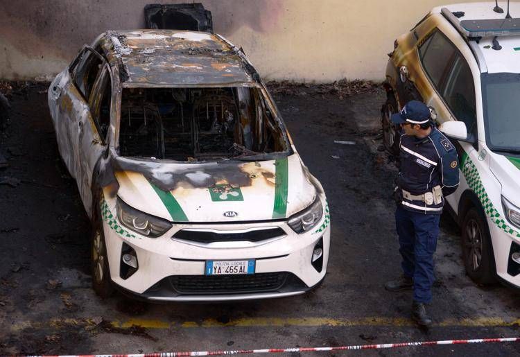 L'auto della polizia locale bruciata (Fotogramma)