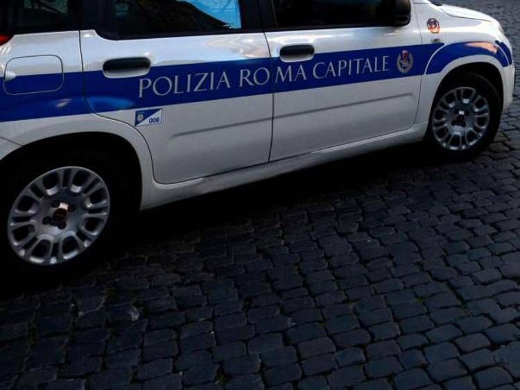 Auto della Polizia locale di Roma Capitale (Fotogramma)