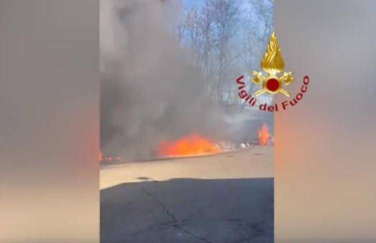 Incendio fuori vetreria a San Giovanni Valdarno, fumo invade A1 - Video