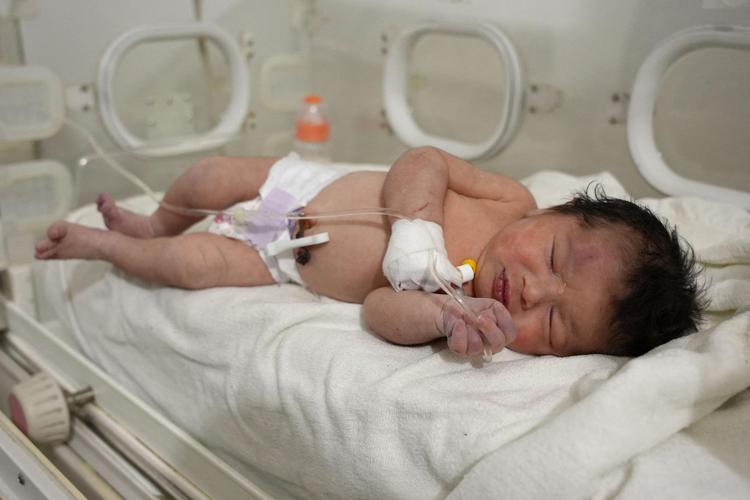 La neonata nata sotto le macerie in Siria (Afp)