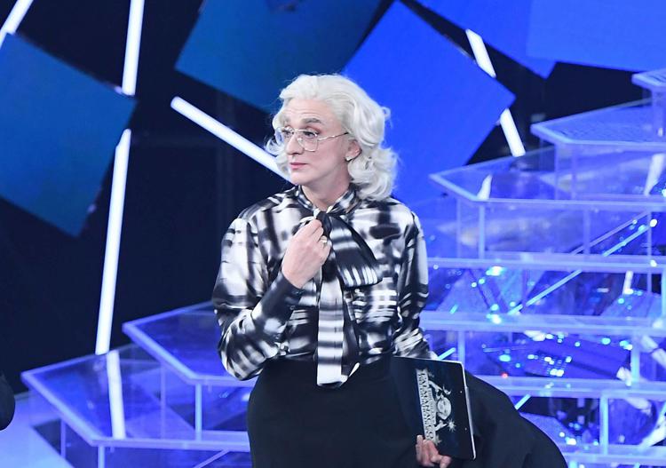 Sanremo 2023, Drusilla Foer sul palco con ragazza italoiraniana