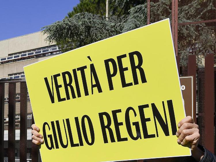 Un cartello davanti al tribunale di Roma - Fotogramma