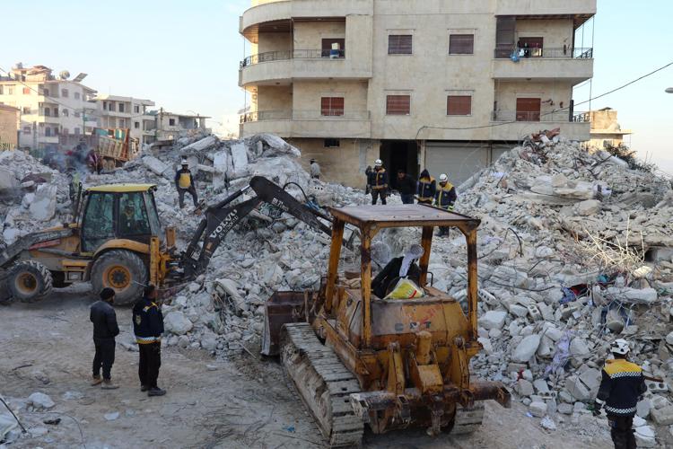 Caschi Bianchi siriani al lavoro fra le macerie del terremoto in Siria (foto Afp)
