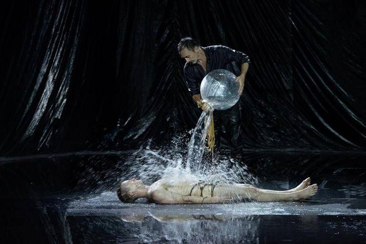 Il regista e coreografo Dimitris Papaioannou accanto a Suka Horn in 'Ink', lo spettacolo in scena al Teatro Argentina di Roma dal 16 al 19 f febbraio - (foto Julian Mommert)