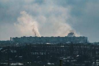 Ukraine, Russia raid on Bakhmut.  Zelensky: “No negotiations with Putin”