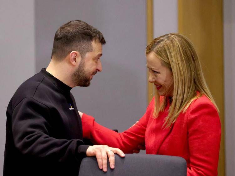 Ukraine's president Volodymyr Zelensky (L) with  Italy's premier Giorgia Meloni (R)