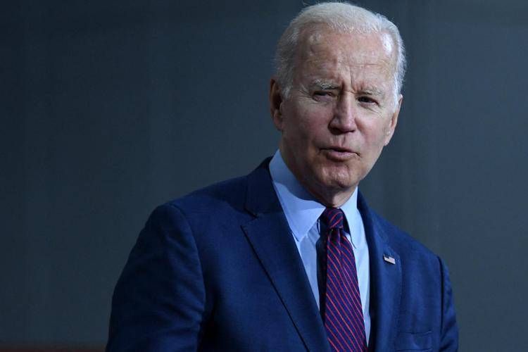 Biden inciampa e cade su scaletta Air Force One - Video