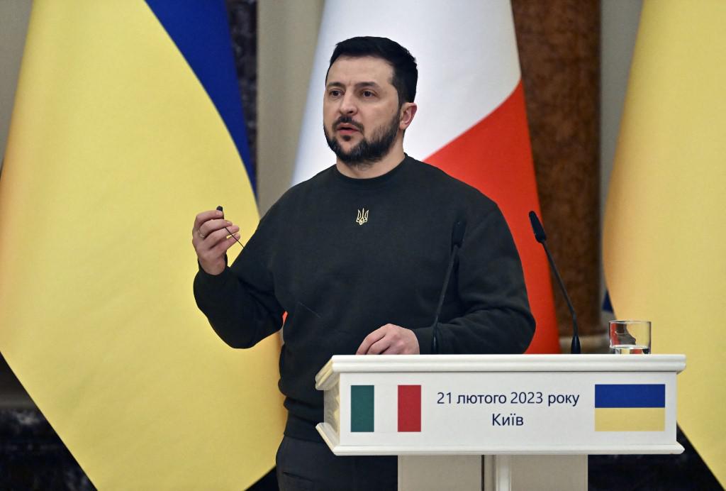 Zelensky against Berlusconi: “Nobody has ever bombed his house” – Video