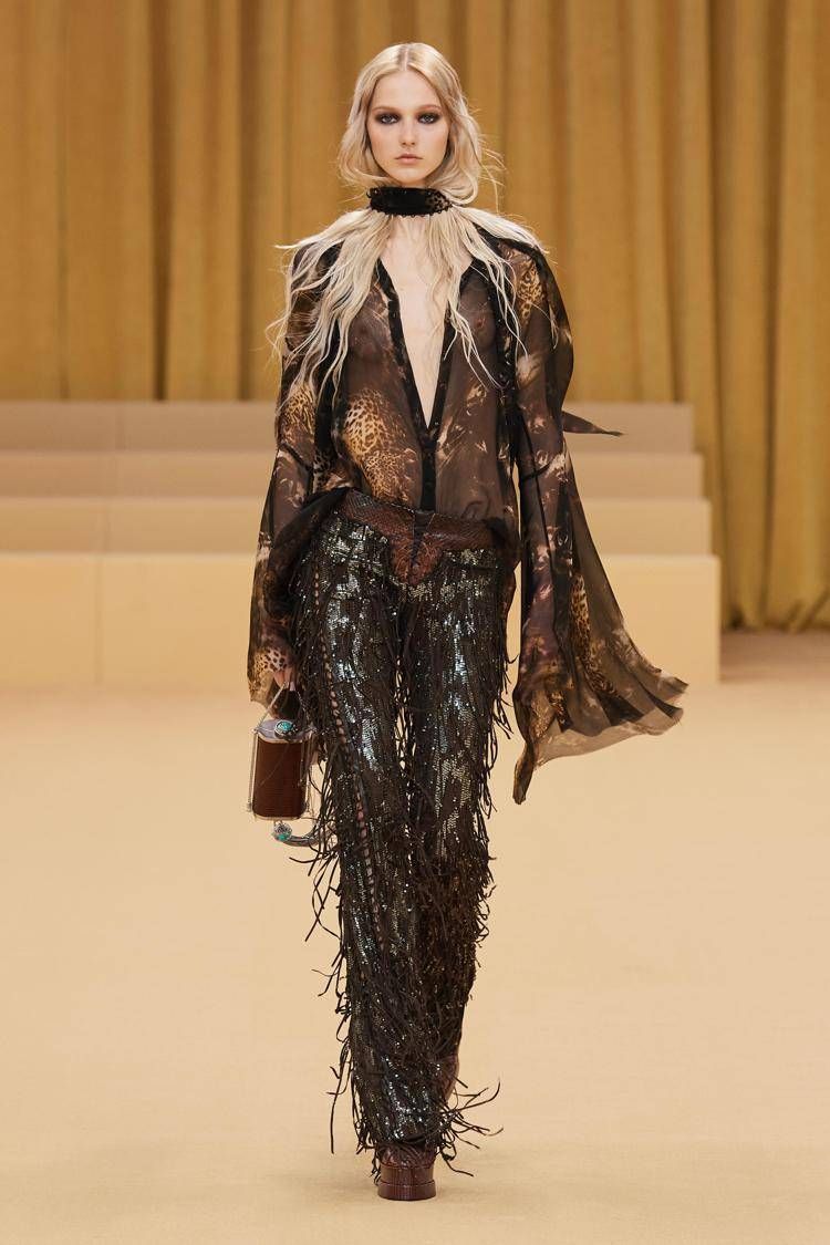 Uno dei look di Roberto Cavalli per la fw 2023-24