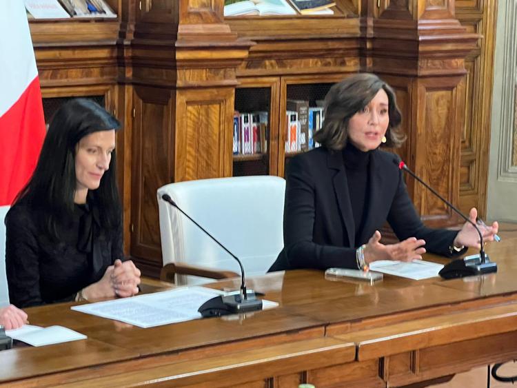 da sinistra la Commissaria Europea Marya Gabirle e il ministro italiano Anna Bernini a Palazzo Chigi