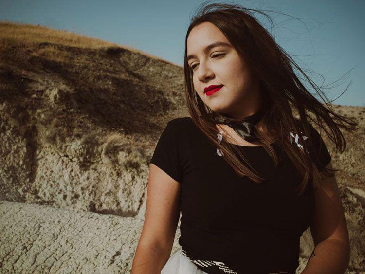 Il giovane talento Ilenia Mazzà ha pubblicato il nuovo singolo “Forse sì forse no”