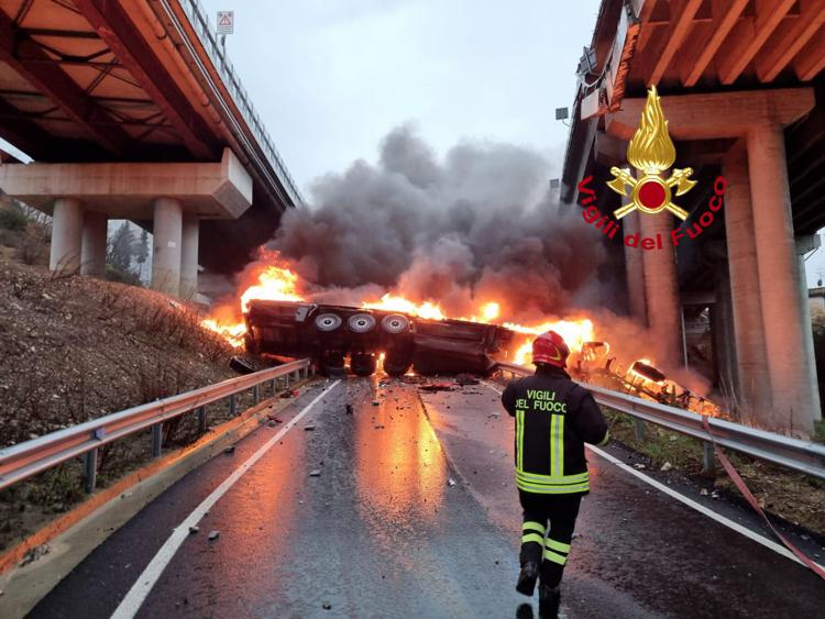 Firenze, tir precipita da viadotto A1: morto conducente