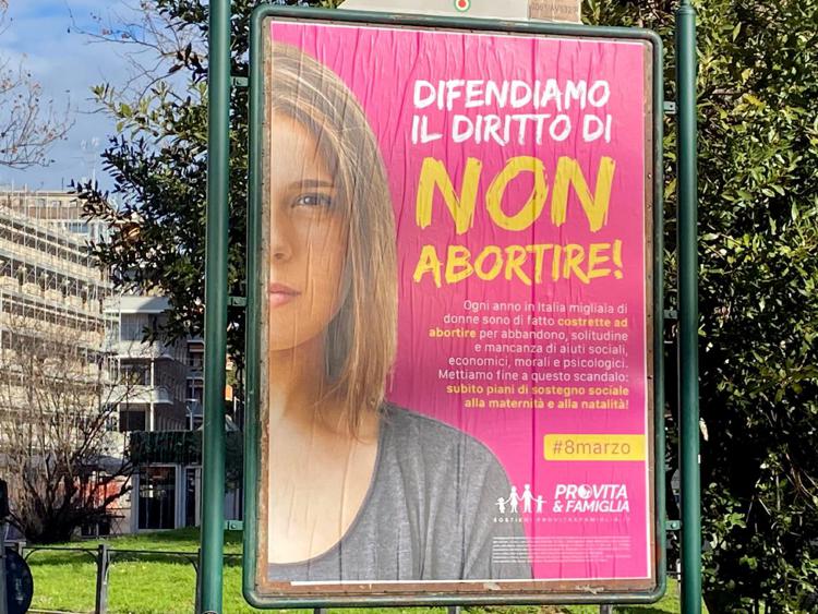i manifesti di Pro Vita e Famiglia per l 8 marzo in difesa del diritto delle donne a non abortire