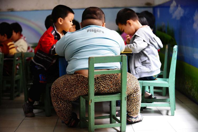 LU ZHIHAO, IL BAMBINO CINESE DI 4 ANNI CHE PESA 62 CHILI China, Foshan - April 12, 2011 Four-year-old Lu Zhihao in a kindergarten in Foshan city in south China's Guangdong province Tuesday April 12, 2011. The 62kg boy was born of normal weight, but developing in size very quickly after he was three months old. Last year doctors say he is just eating too much and exercising not enough. The growth slowed in last months with diet control. ©ROPI www.ropi-online.de (Ropi / Fotogramma, Foshan - 2011-04-14) p.s. la foto e' utilizzabile nel rispetto del contesto in cui e' stata scattata, e senza intento diffamatorio del decoro delle persone rappresentate - FOTOGRAMMA