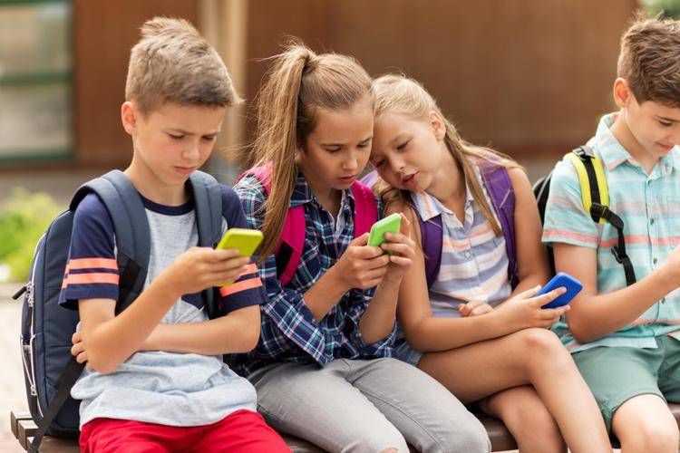 Bambini e rischi del digitale: pediatri e Meta insieme in Italia