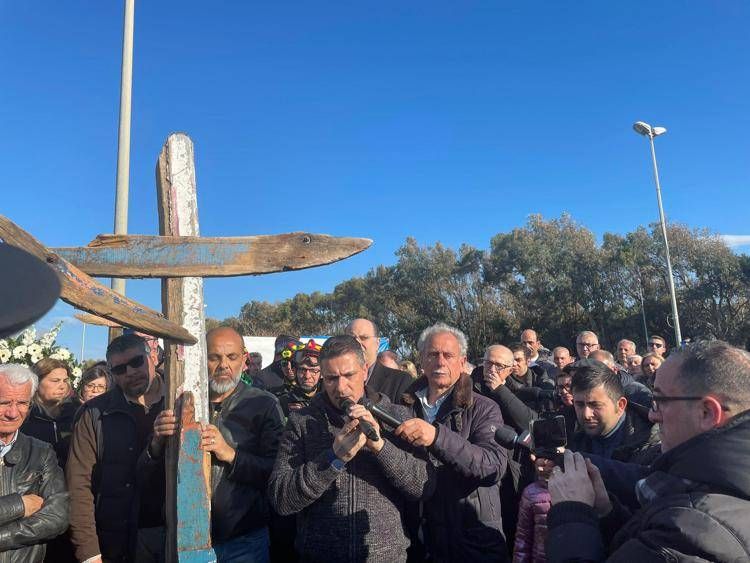 Naufragio Crotone, Via Crucis per vittime naufragio