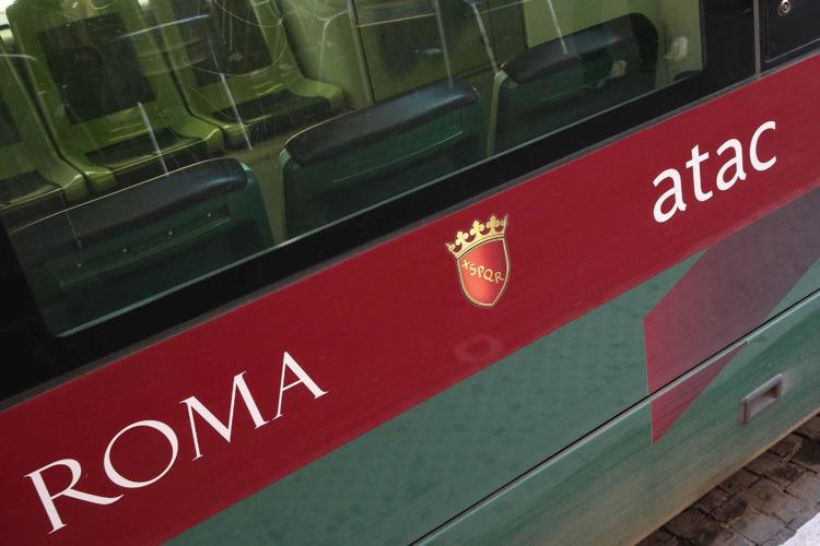 Roma, autista bus colpito da pugno: è grave