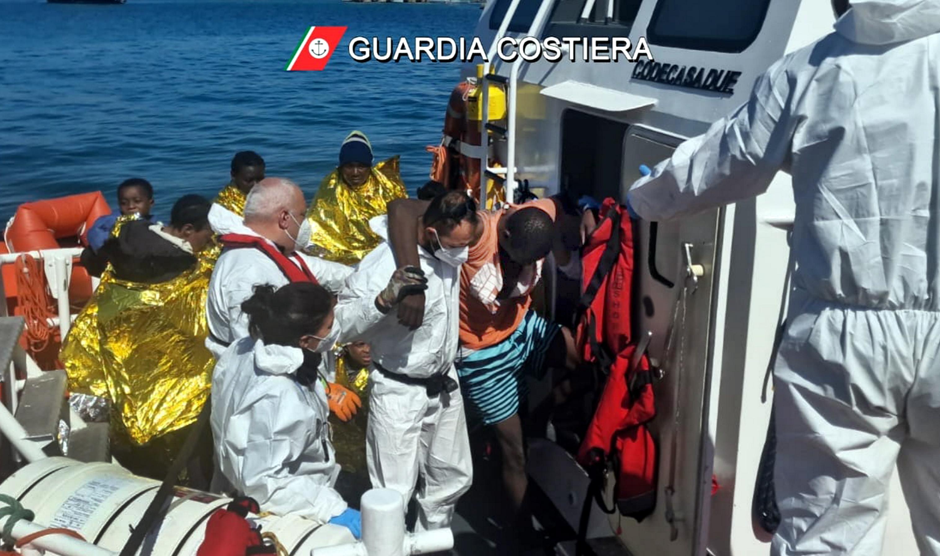 Migrants, Lampedusa under siege: more than 3,300 arrived in less than 72 hours