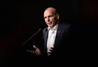 Greece, former minister Varoufakis attacked and injured in Athens