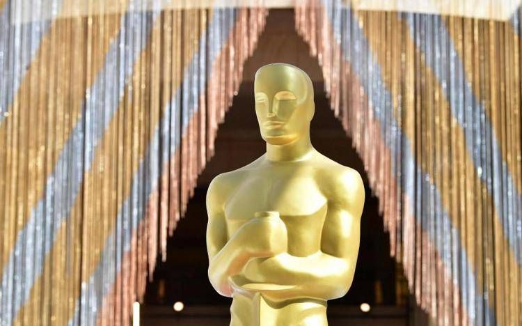 Oscar 2023, dai jeans di Lady Gaga all'idratante di Hugh Grant: ecco i momenti top