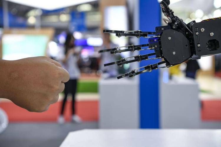 (190908) -- BEIJING, Sept. 8, 2019 (Xinhua) -- A visitor plays the finger-guessing game with a robot at an exhibition of high technologies and equipment during the fourth China-Arab States Expo in Yinchuan, northwest China's Ningxia Hui Autonomous Region, Sept. 7, 2019. (Xinhua/Feng Kaihua) - Feng Kaihua -//CHINENOUVELLE_CHINENOUVELLE11300334/1909081154/Credit:CHINE NOUVELLE/SIPA/1909081157 (CHINE NOUVELLE/SIPA / IPA/Fotogramma, Beijing - 2019-09-07) p.s. la foto e' utilizzabile nel rispetto del contesto in cui e' stata scattata, e senza intento diffamatorio del decoro delle persone rappresentate - FOTOGRAMMA