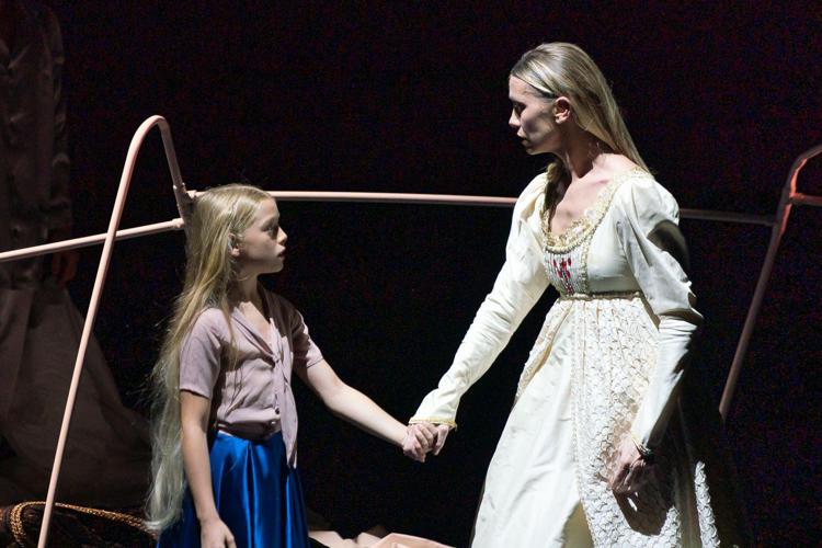 Eleonora Abbagnato e la figlia Julia Balzaretti insieme in scena nello spettacolo 'Giulietta' dedicato alla tragica eroina di Shakespeare