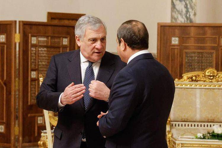 Italy's foreign minister Antonio  Tajani (L) with Egypt's president Abdel Fattah al-Sisi (R)