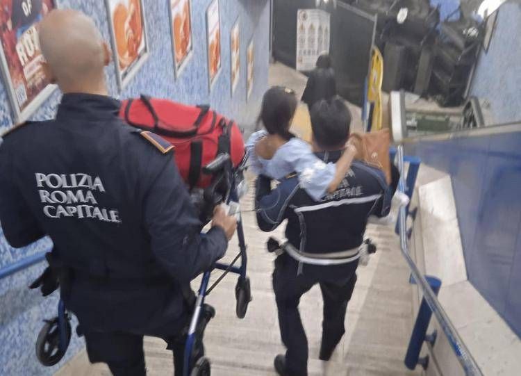 Scale inagibili davanti al Colosseo, turista disabile portata in braccio dai vigili