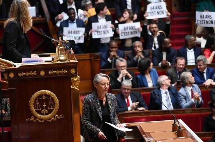 Francia, governo vara riforma pensioni senza voto Parlamento