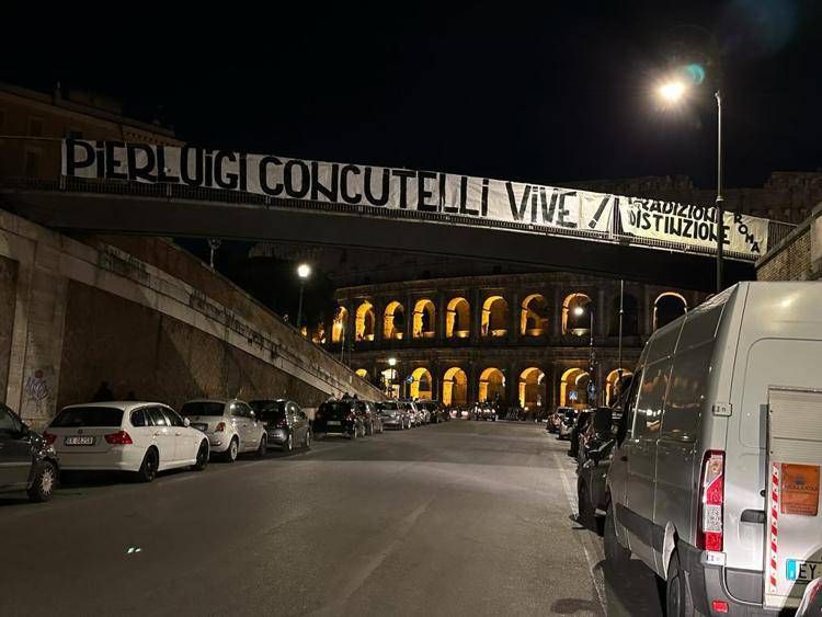 Concutelli, striscione a Roma a 'firma' gruppo ultras giallorosso