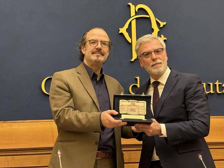 Il regista Vincenzo Zingaro  premiato alla Camera dei Deputati dal presidente della Commissione Cultura della Camera Federico Mollicone