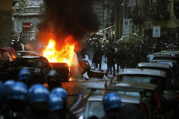 Scontri Napoli, 'Daspo' di tre anni per 5 tifosi tedeschi Eintracht