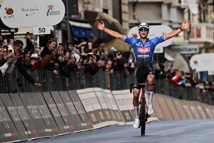 Milano-Sanremo 2023, Van der Poel vince e Ganna secondo