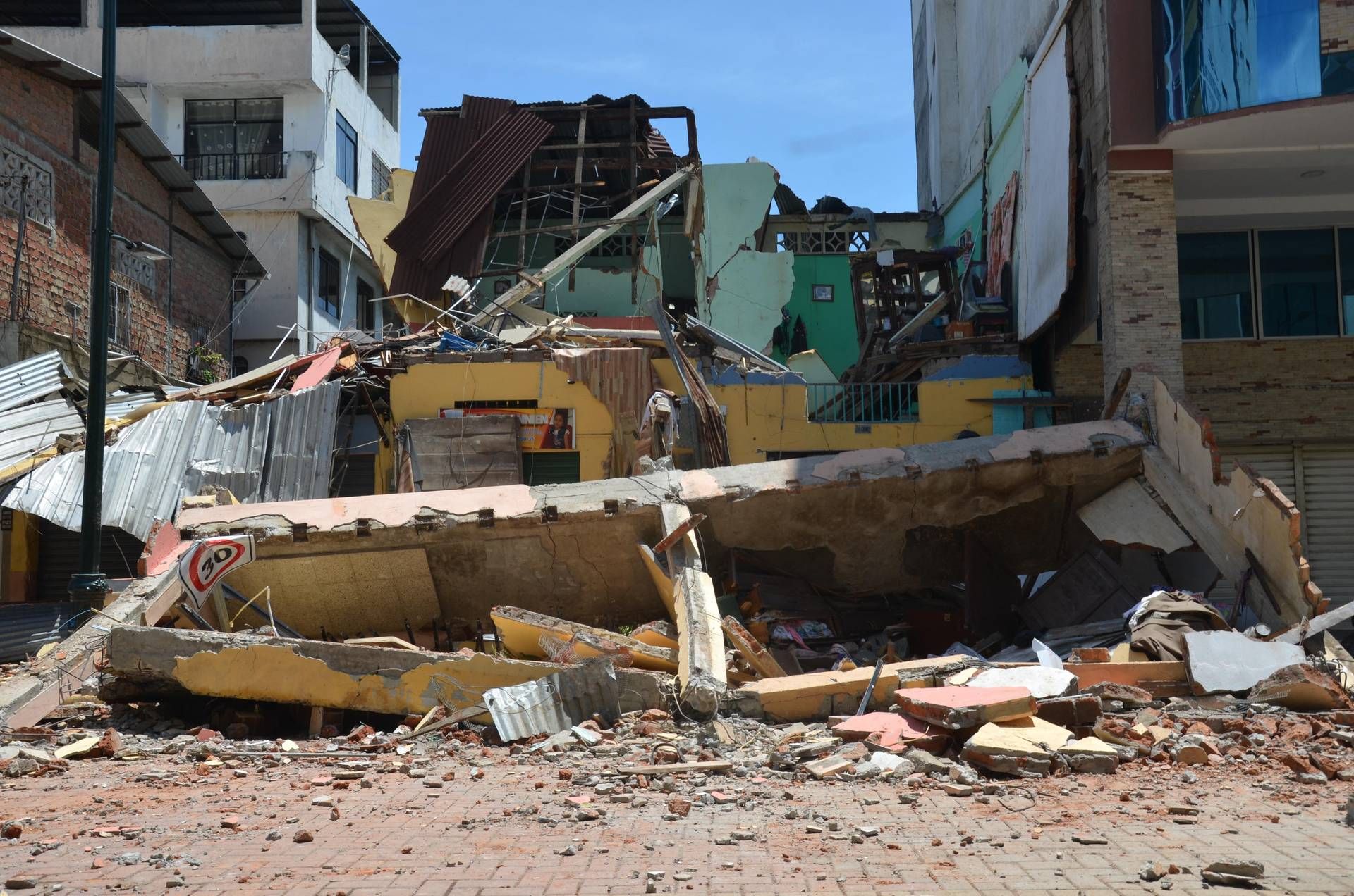 Earthquake in Ecuador, at least 15 dead