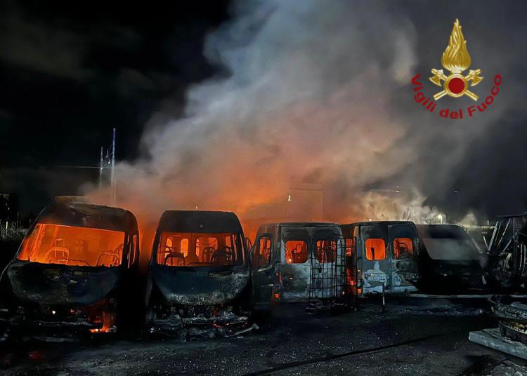 Roma, incendio in deposito scuolabus su via Ostiense: distrutti 22 mezzi