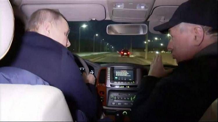 Mariupol, Putin in jeep nella città distrutta: 