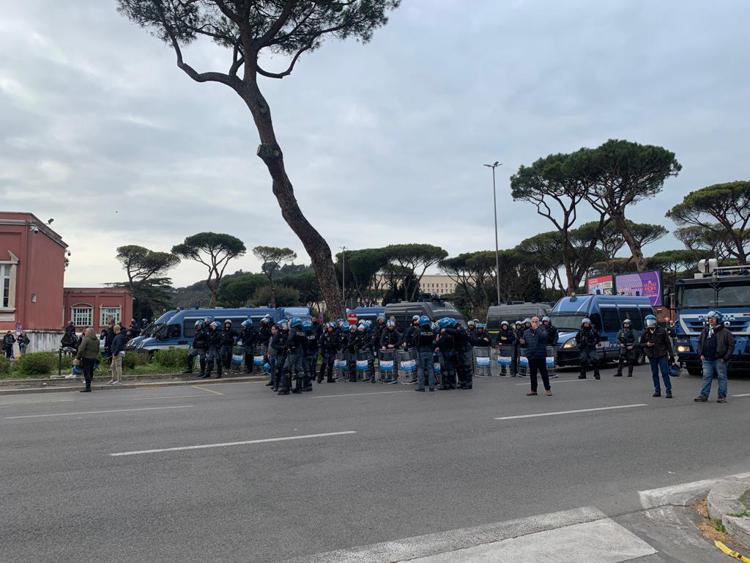 Lazio-Roma, tensione prima del derby: polizia evita scontro