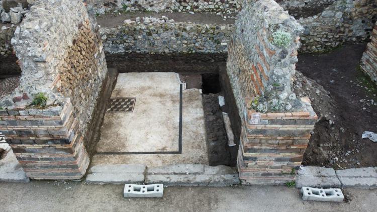 Alle Terme Stabiane di Pompei affiora pavimento a mosaico di una casa più antica