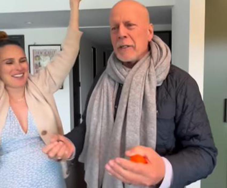 Bruce Willis festeggia il compleanno, commovente video postato da Demi Moore