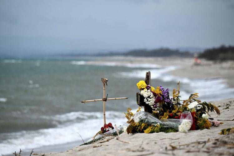 Croce sulla spiaggia di Cutro (Afp)