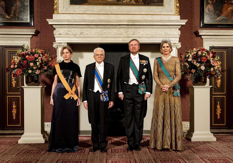 Il re e la regina  d'Olanda accanto al presidente della Repubblica   italiana e alla figlia Laura Mattarella