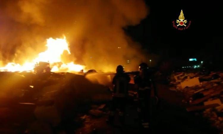 Roma, rifiuti in fiamme a ridosso di via Collatina Vecchia, Vigili del fuoco al lavoro tutta la notte